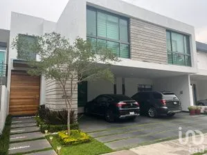 NEX-160563 - Casa en Renta, con 3 recamaras, con 4 baños, con 357 m2 de construcción en Los Olivos, CP 45034, Jalisco.