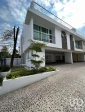 NEX-161415 - Casa en Renta, con 4 recamaras, con 5 baños, con 350 m2 de construcción en Ladrón de Guevara, CP 44600, Jalisco.
