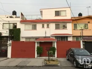 NEX-169658 - Casa en Renta, con 4 recamaras, con 3 baños, con 340 m2 de construcción en Ciudad Satélite, CP 53100, México.