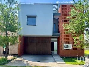 NEX-195549 - Casa en Renta, con 3 recamaras, con 3 baños, con 207 m2 de construcción en Solares, CP 45019, Jalisco.