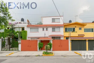 NEX-204541 - Casa en Renta, con 4 recamaras, con 3 baños, con 340 m2 de construcción en Ciudad Satélite, CP 53100, México.