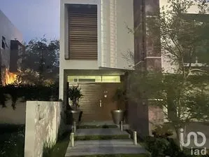 NEX-240674 - Casa en Renta, con 3 recamaras, con 3 baños, con 380 m2 de construcción en Los Olivos, CP 45034, Jalisco.