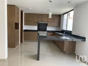 NEX-240897 - Casa en Renta, con 4 recamaras, con 5 baños, con 211 m2 de construcción en Solares, CP 45019, Jalisco.