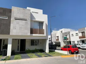 NEX-27915 - Casa en Renta, con 4 recamaras, con 3 baños, con 155 m2 de construcción en Jardines Del Valle, CP 45138, Jalisco.