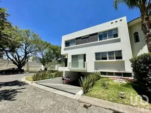NEX-294842 - Casa en Venta, con 4 recamaras, con 5 baños, con 450 m2 de construcción en Valle Real, CP 45019, Jalisco.
