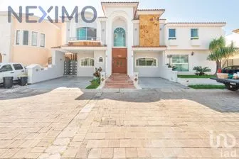 NEX-37399 - Casa en Renta, con 3 recamaras, con 3 baños, con 260 m2 de construcción en Jardín Real, CP 45136, Jalisco.