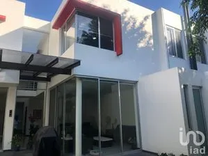 NEX-39426 - Casa en Renta, con 4 recamaras, con 5 baños, con 300 m2 de construcción en Los Olivos, CP 45034, Jalisco.