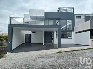 NEX-245028 - Casa en Venta, con 3 recamaras, con 4 baños, con 380 m2 de construcción.