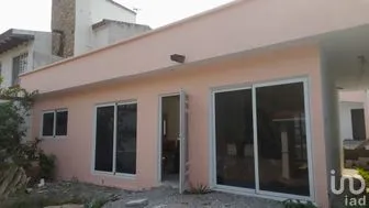 NEX-245549 - Casa en Venta, con 4 recamaras, con 2 baños, con 160 m2 de construcción.