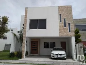 NEX-241144 - Casa en Venta, con 4 recamaras, con 3 baños, con 262 m2 de construcción.