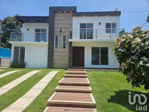 NEX-252601 - Casa en Venta, con 5 recamaras, con 4 baños, con 389 m2 de construcción.