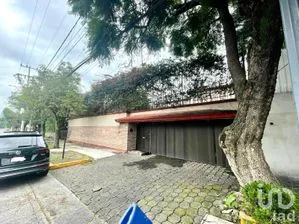 NEX-238686 - Casa en Venta, con 4 recamaras, con 5 baños, con 538 m2 de construcción.