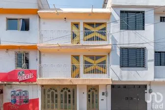NEX-251075 - Casa en Venta, con 5 recamaras, con 3 baños, con 176 m2 de construcción en Fuentes de Aragón, CP 55248, México.