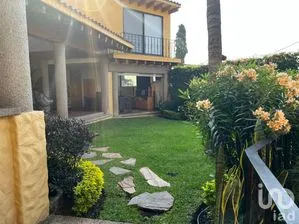 NEX-298945 - Casa en Venta, con 5 recamaras, con 6 baños, con 392 m2 de construcción.