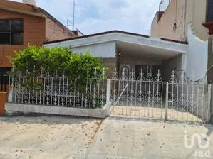 NEX-296619 - Casa en Renta, con 3 recamaras, con 2 baños, con 154 m2 de construcción en Colinas de La Normal, CP 44270, Jalisco.