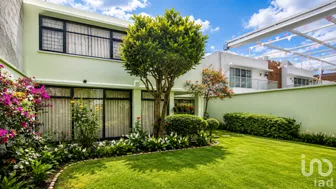 NEX-300866 - Casa en Venta, con 4 recamaras, con 2 baños, con 351 m2 de construcción.