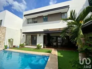 NEX-242691 - Casa en Renta, con 4 recamaras, con 5 baños, con 451 m2 de construcción.