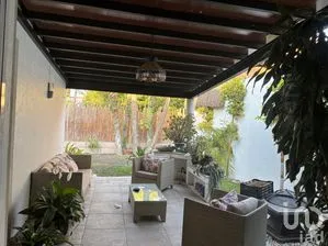 NEX-243787 - Casa en Venta, con 5 recamaras, con 4 baños, con 391 m2 de construcción.