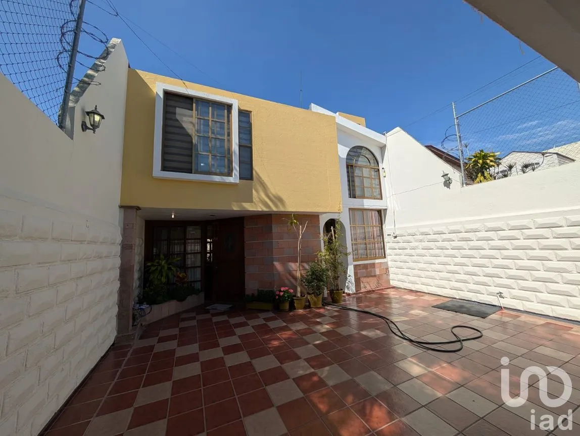 Casa en Venta en Jardines de Celaya 1a Secc, Celaya, Guanajuato | NEX-285255 | iad México | Foto 2 de 8