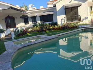 NEX-287653 - Casa en Venta, con 5 recamaras, con 4 baños, con 900 m2 de construcción en Vista Hermosa, CP 62290, Morelos.