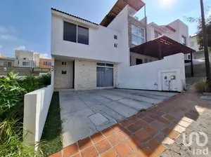 NEX-255659 - Casa en Venta, con 3 recamaras, con 2 baños, con 129 m2 de construcción.