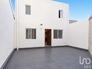 NEX-301810 - Casa en Venta, con 5 recamaras, con 2 baños, con 180 m2 de construcción.