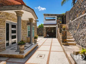 NEX-306023 - Casa en Venta, con 5 recamaras, con 5 baños, con 1464 m2 de construcción.