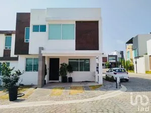 NEX-251805 - Casa en Venta, con 3 recamaras, con 4 baños, con 219 m2 de construcción en Santa Clara Ocoyucan, CP 72850, Puebla.