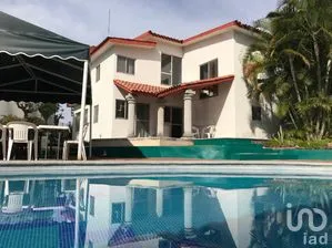 NEX-259717 - Casa en Venta, con 3 recamaras, con 4 baños, con 692 m2 de construcción en Brisas, CP 62584, Morelos.