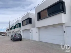 NEX-259379 - Casa en Venta, con 4 recamaras, con 3 baños, con 232 m2 de construcción.