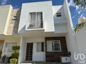 NEX-246167 - Casa en Renta, con 3 recamaras, con 2 baños, con 119 m2 de construcción en Parques Del Centinela, CP 45135, Jalisco.