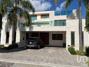 NEX-281391 - Casa en Venta, con 4 recamaras, con 4 baños, con 415 m2 de construcción.