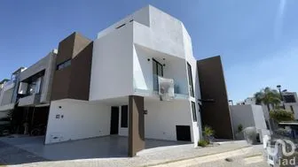 NEX-283264 - Casa en Venta, con 3 recamaras, con 4 baños, con 227 m2 de construcción.
