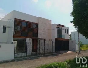 NEX-248335 - Casa en Venta, con 4 recamaras, con 5 baños, con 360 m2 de construcción.