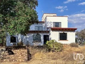 NEX-303692 - Casa en Venta, con 4 recamaras, con 3 baños, con 300 m2 de construcción.