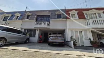 NEX-245930 - Casa en Venta, con 3 recamaras, con 3 baños, con 240 m2 de construcción.