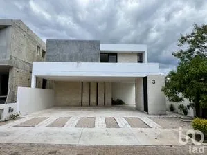 NEX-251943 - Casa en Venta, con 3 recamaras, con 4 baños, con 355 m2 de construcción.
