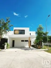 NEX-252548 - Casa en Venta, con 4 recamaras, con 6 baños, con 321 m2 de construcción.