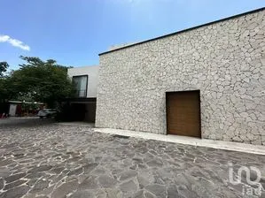 NEX-254708 - Casa en Venta, con 3 recamaras, con 3 baños, con 422 m2 de construcción.