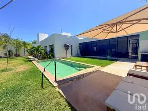 NEX-296716 - Casa en Venta, con 3 recamaras, con 5 baños, con 313 m2 de construcción en Dzidzilché, CP 97302, Yucatán.