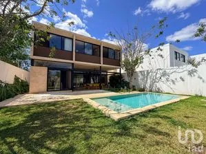 NEX-298689 - Casa en Venta, con 3 recamaras, con 4 baños, con 400 m2 de construcción.