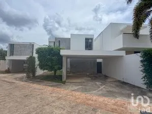 NEX-298700 - Casa en Venta, con 3 recamaras, con 4 baños, con 250 m2 de construcción en Cholul, CP 97305, Yucatán.