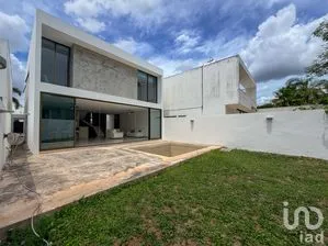 NEX-298700 - Casa en Venta, con 3 recamaras, con 4 baños, con 250 m2 de construcción.