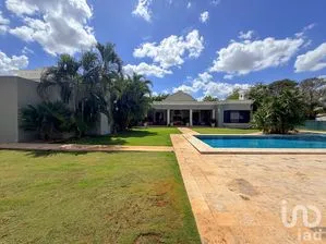 NEX-298882 - Casa en Venta, con 3 recamaras, con 5 baños, con 1279 m2 de construcción.