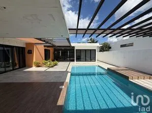 NEX-298902 - Casa en Venta, con 4 recamaras, con 4 baños, con 357 m2 de construcción en Jardines de Rejoyada, CP 97307, Yucatán.