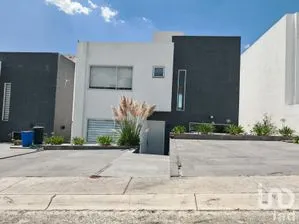 NEX-254615 - Casa en Renta, con 3 recamaras, con 2 baños, con 148 m2 de construcción en Bosque Esmeralda, CP 52930, México.