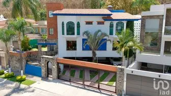NEX-250551 - Casa en Venta, con 4 recamaras, con 5 baños, con 529 m2 de construcción.