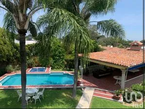 NEX-250269 - Casa en Venta, con 4 recamaras, con 3 baños, con 682 m2 de construcción.