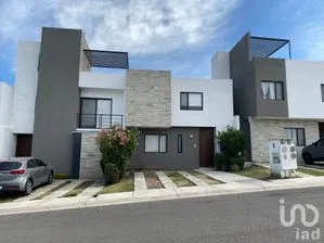 NEX-259498 - Casa en Renta, con 3 recamaras, con 2 baños, con 170 m2 de construcción.