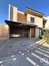 NEX-260778 - Casa en Renta, con 3 recamaras, con 2 baños, con 227 m2 de construcción.